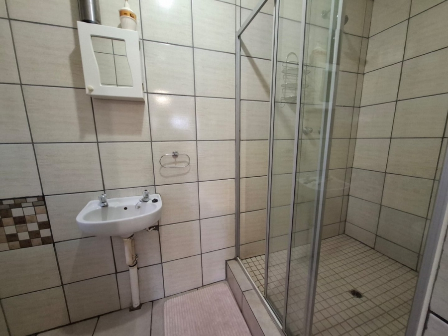 5 Bedroom Property for Sale in Langenhovenpark Free State